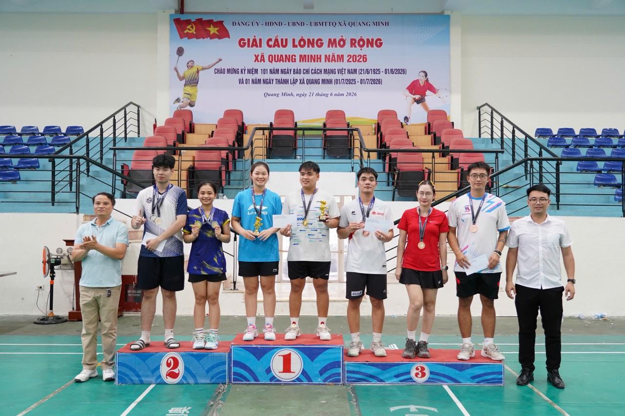 Ban tổ chức trao các giải nhất, nhì, ba ở nội dung đôi nam nữ mở rộng