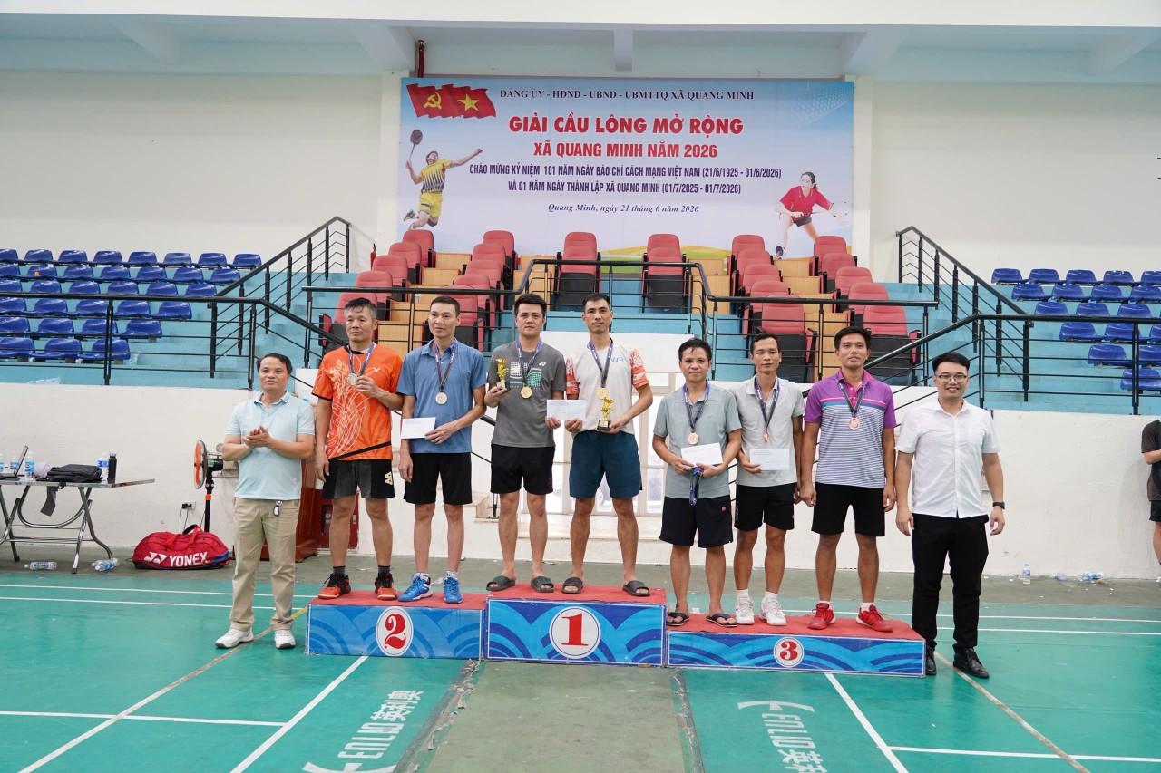 Ban tổ chức trao các giải nhất, nhì, ba ở nội dung đôi nam mở rộng