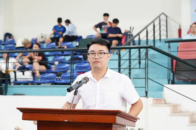 Đồng chí Đỗ Văn Chiến – Đảng uỷ viên, Giám đốc Trung tâm Dịch vụ tổng hợp xã phát biểu khai mạc giải