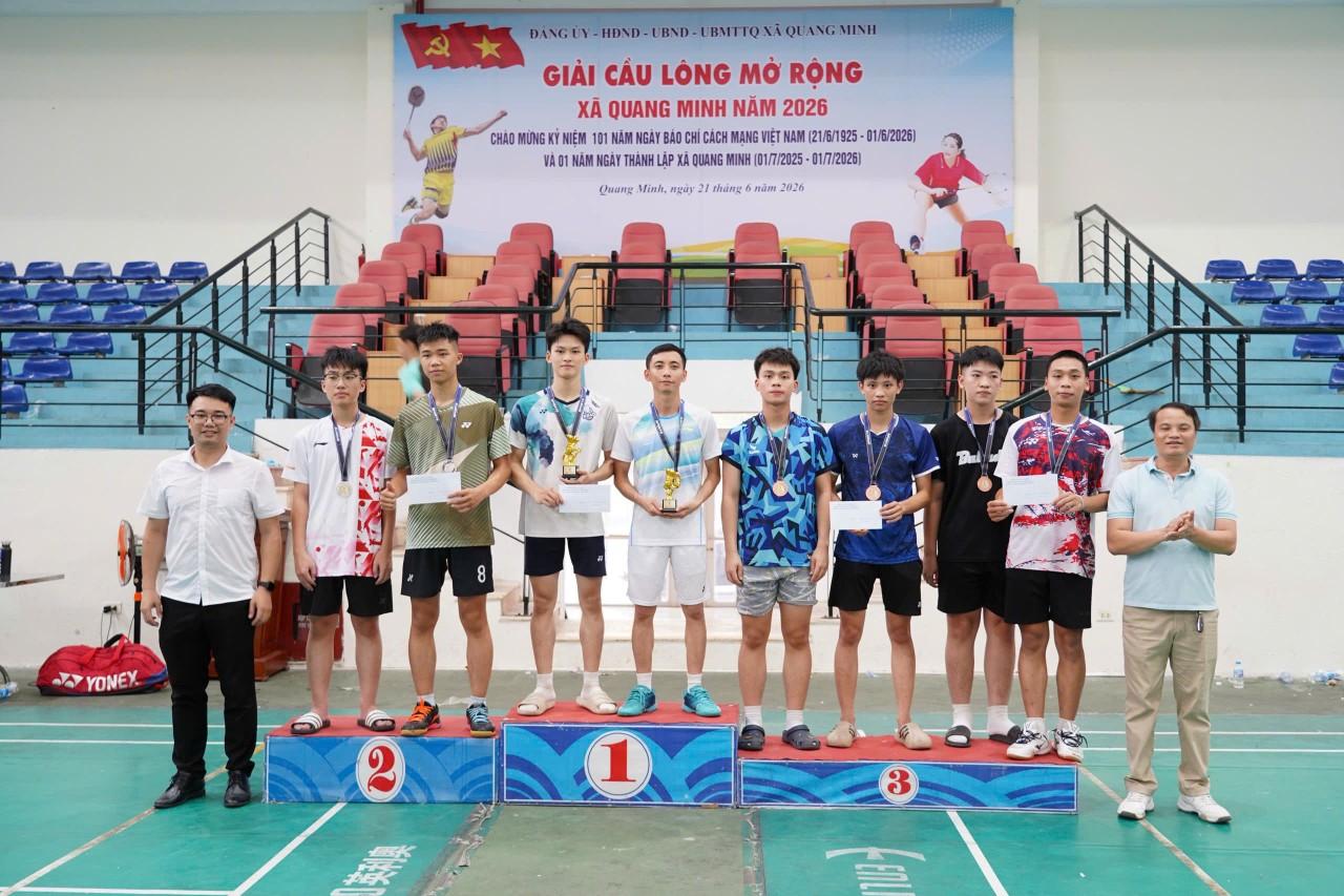 Ban tổ chức trao các giải nhất, nhì, ba ở nội dung đơn nam mở rộng