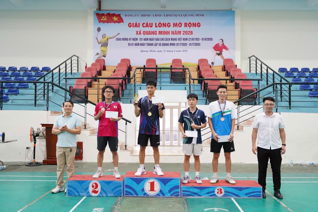 Ban tổ chức trao các giải nhất, nhì, ba ở nội dung đôi nam nội bộ dưới 36 tuổi: