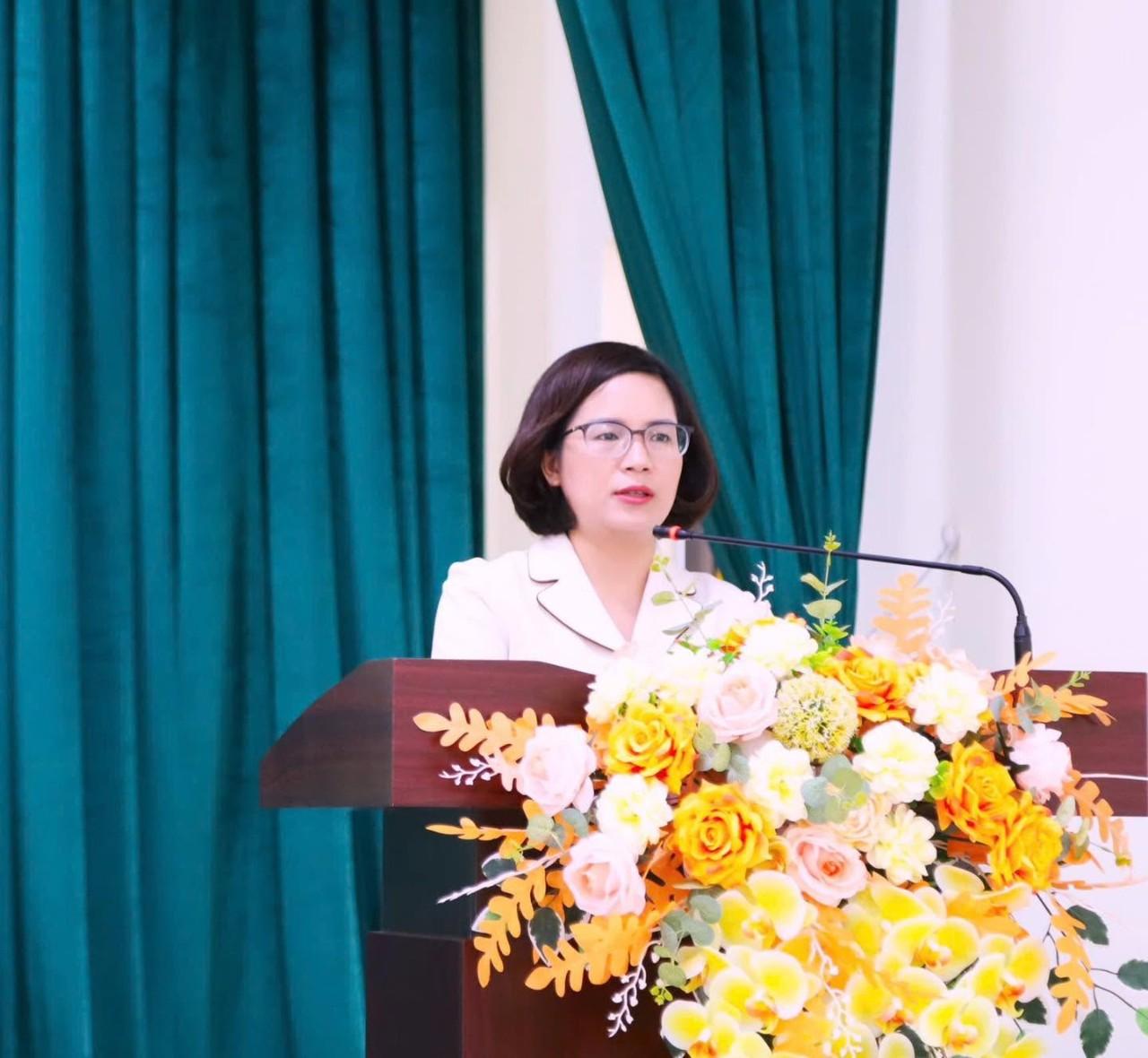 Bà Nguyễn Thị Ngọc Hà – Phó Bí thư Thường trực Đảng ủy xã tiếp xúc cử tri các thôn Ấp Tre, Ấp 1, Ấp Hạ và Đồng Vỡ.