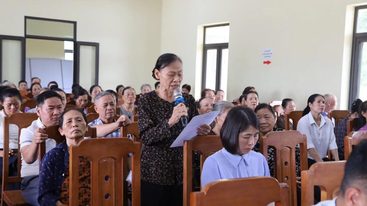 Cử tri phát biểu ý kiến, kiến nghị đối với các đại biểu HĐND xã