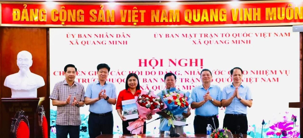 Các đồng chí lanh đạo xã tặng hoa chúc mừng