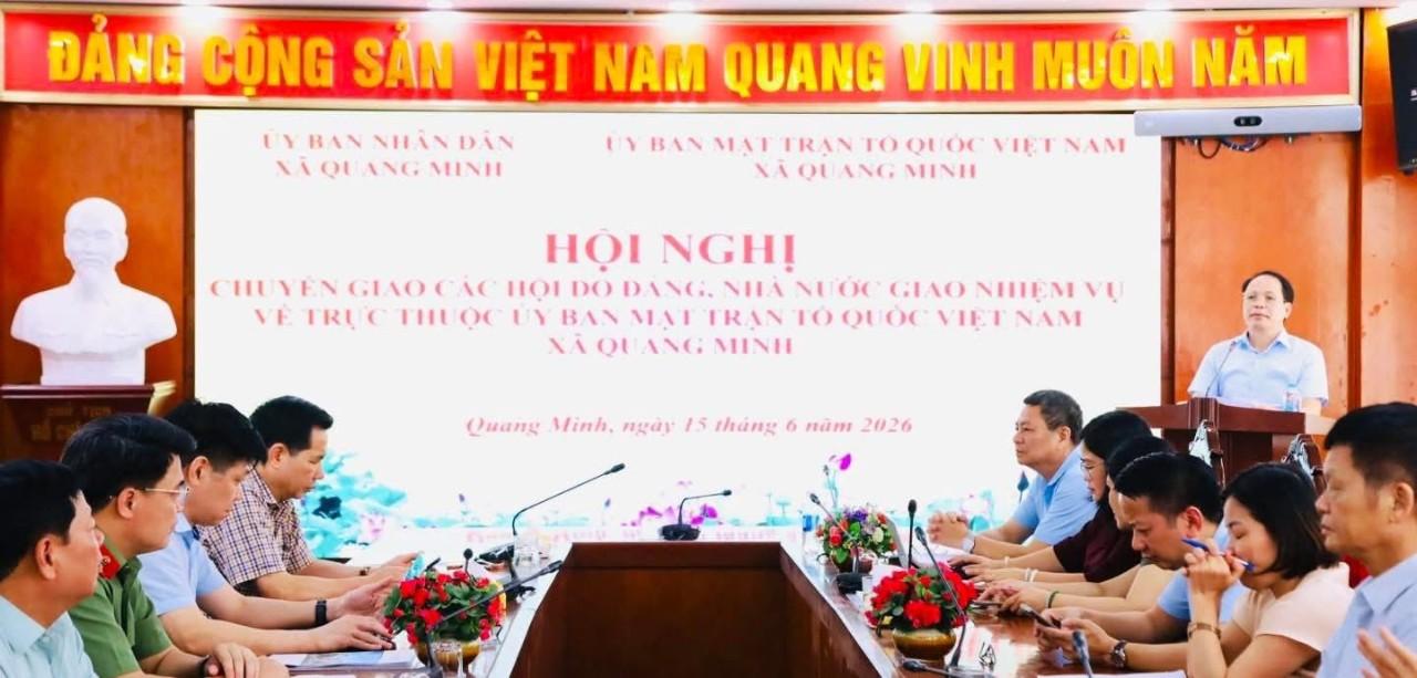 Đồng chí Lưu Văn Tư, Ủy viên Ban Thường vụ Đảng ủy, Trưởng ban Xây dựng Đảng phát biểu tại hội nghị