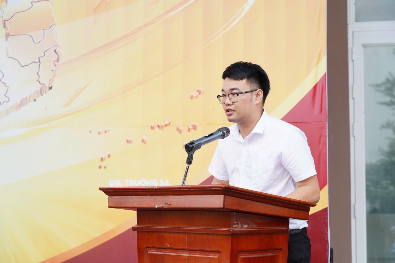 Đồng chí Đỗ Văn Chiến - ĐUV, Giám đốc Trung tâm Dịch vụ tổng hợp xã, Phó Trưởng Ban Tổ chức Giải phát biểu khai mạc giải