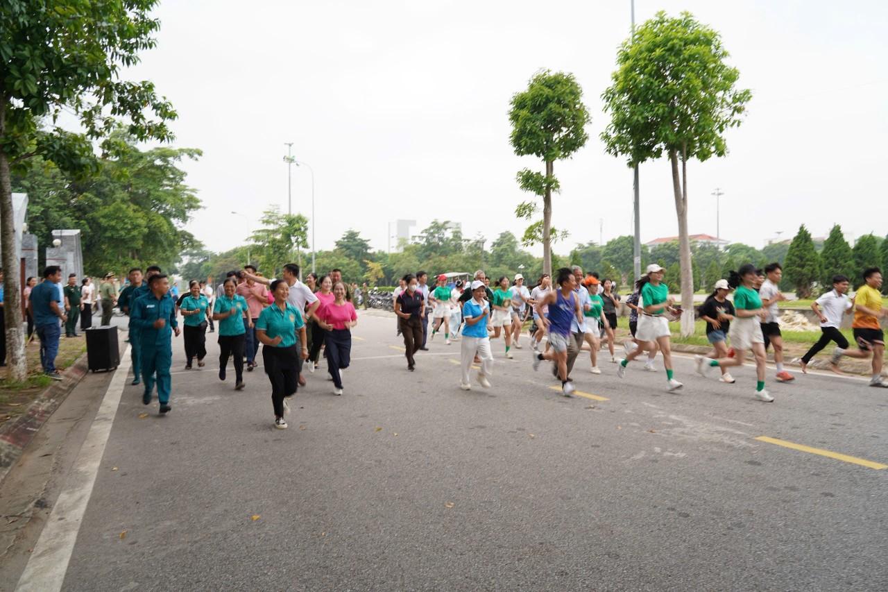 Các đại biểu và vận động viên tham gia chạy hưởng ứng