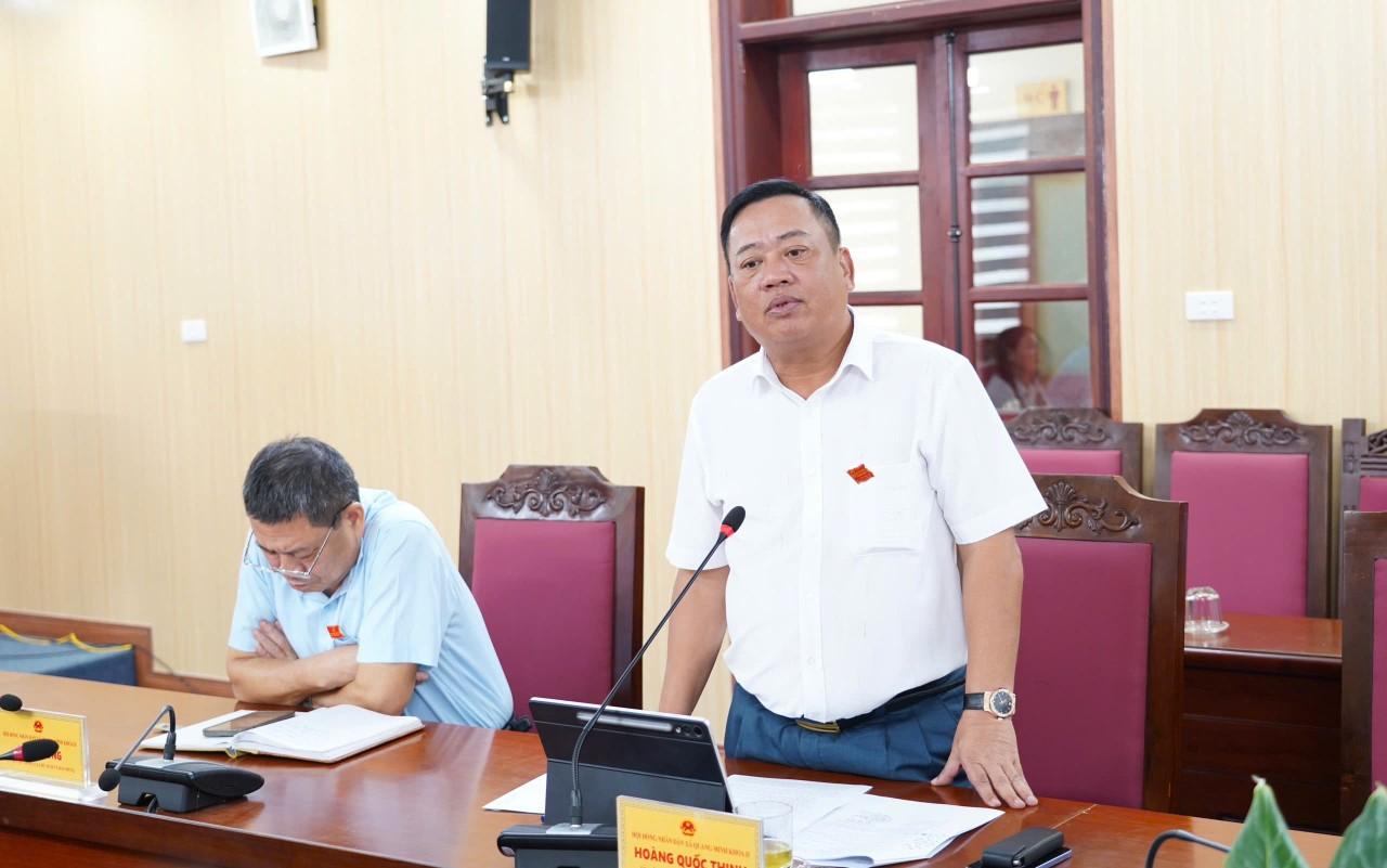 Đồng chí Hoàng Quốc Thịnh - Phó Chủ tịch UBND xã phát biểu tại kỳ họp