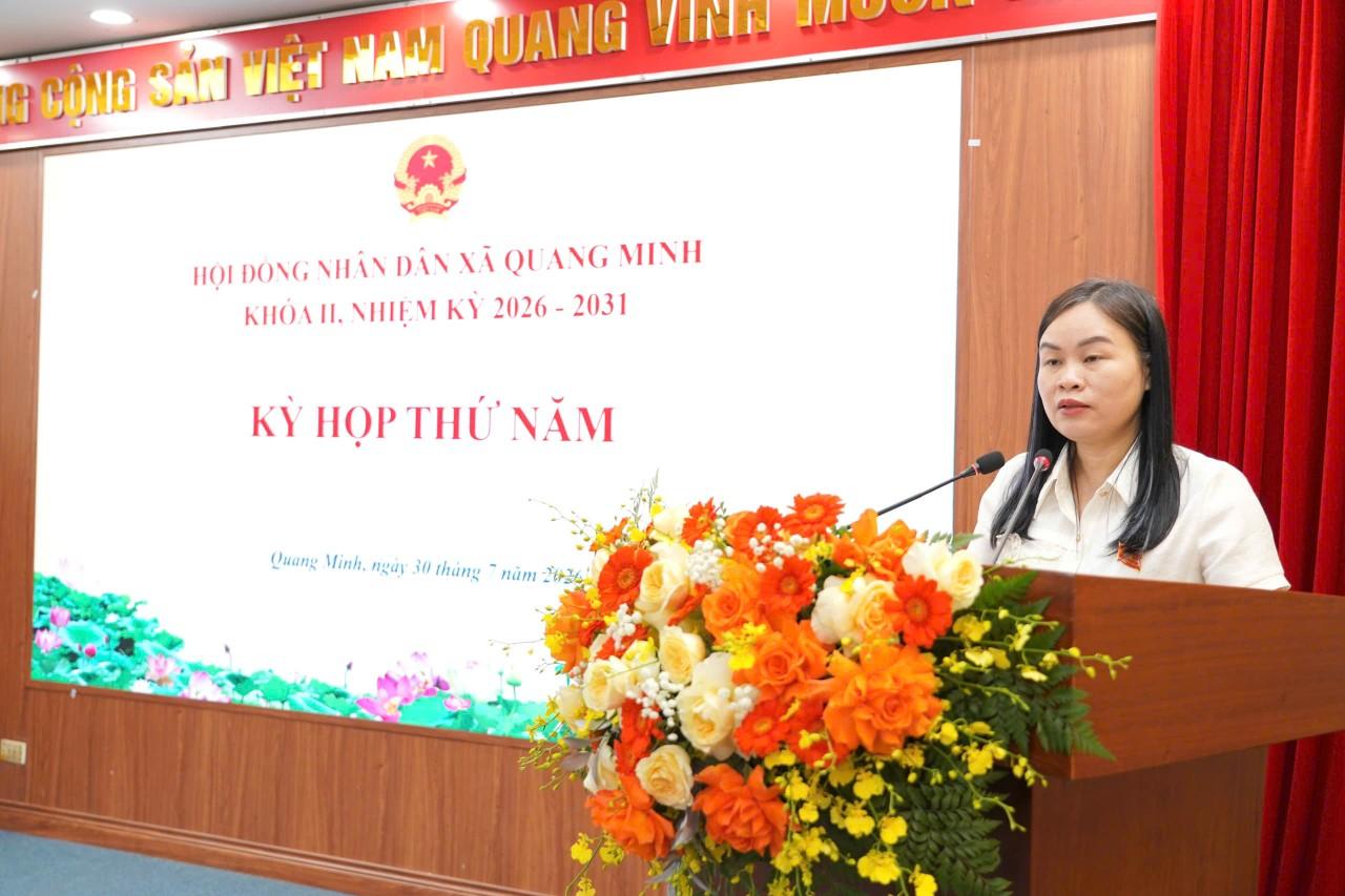 Phó Chủ tịch HĐND xã Nguyễn Thị Lộc phát biểu tại kỳ họp