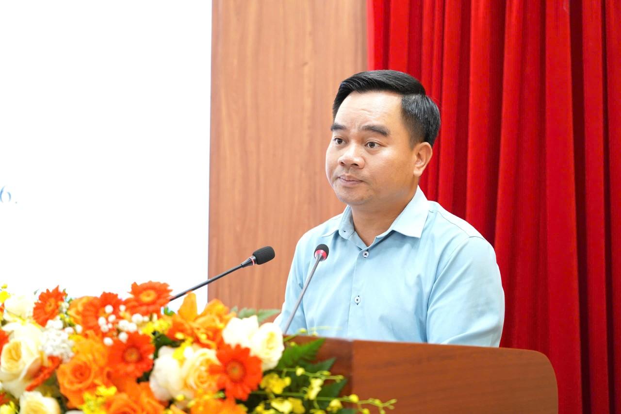 Trưởng phòng kinh tế xã Phùng Công Thế trình bày các tờ trình