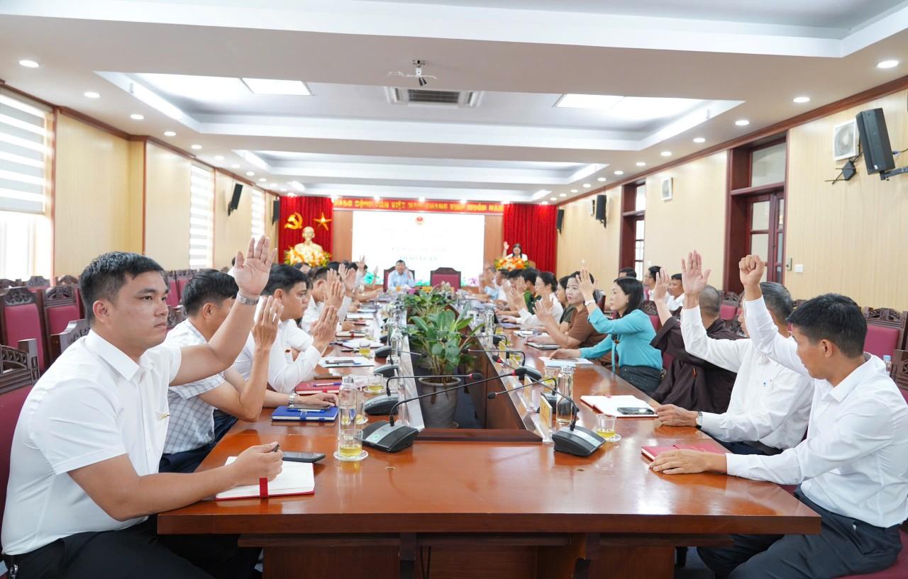 Các đại biểu thông qua nghị quyết kỳ họp
