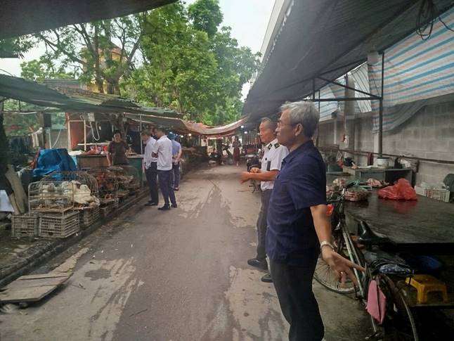 Đoàn công tác kiểm tra an toàn thực phẩm tại các chợ trên địa bàn xã Quang Minh