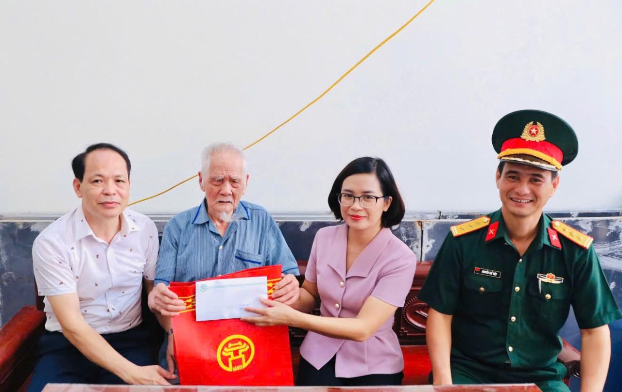 Đoàn đến thăm, tặng quà ông Trịnh Văn Chất, sinh năm 1929, là người hoạt động cách mạng bị địch bắt, tù đày