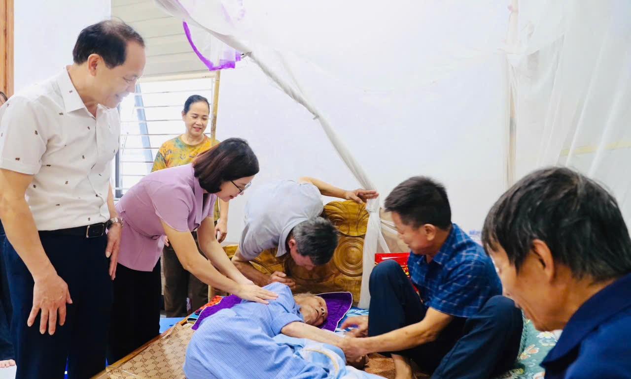 Đoàn đến thăm, tặng quà ông Lã Văn Giềng, người có công thuộc diện tù đày