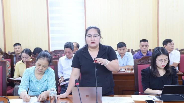 Đồng chí Nguyễn Thị Chinh – Đảng ủy viên, Trưởng phòng Văn hóa – Xã hội báo cáo tại hội nghị