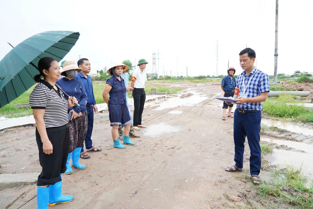 Đại diện Ban quản lý dự án Đầu tư - Hạ tầng đọc biên bản cưỡng chế