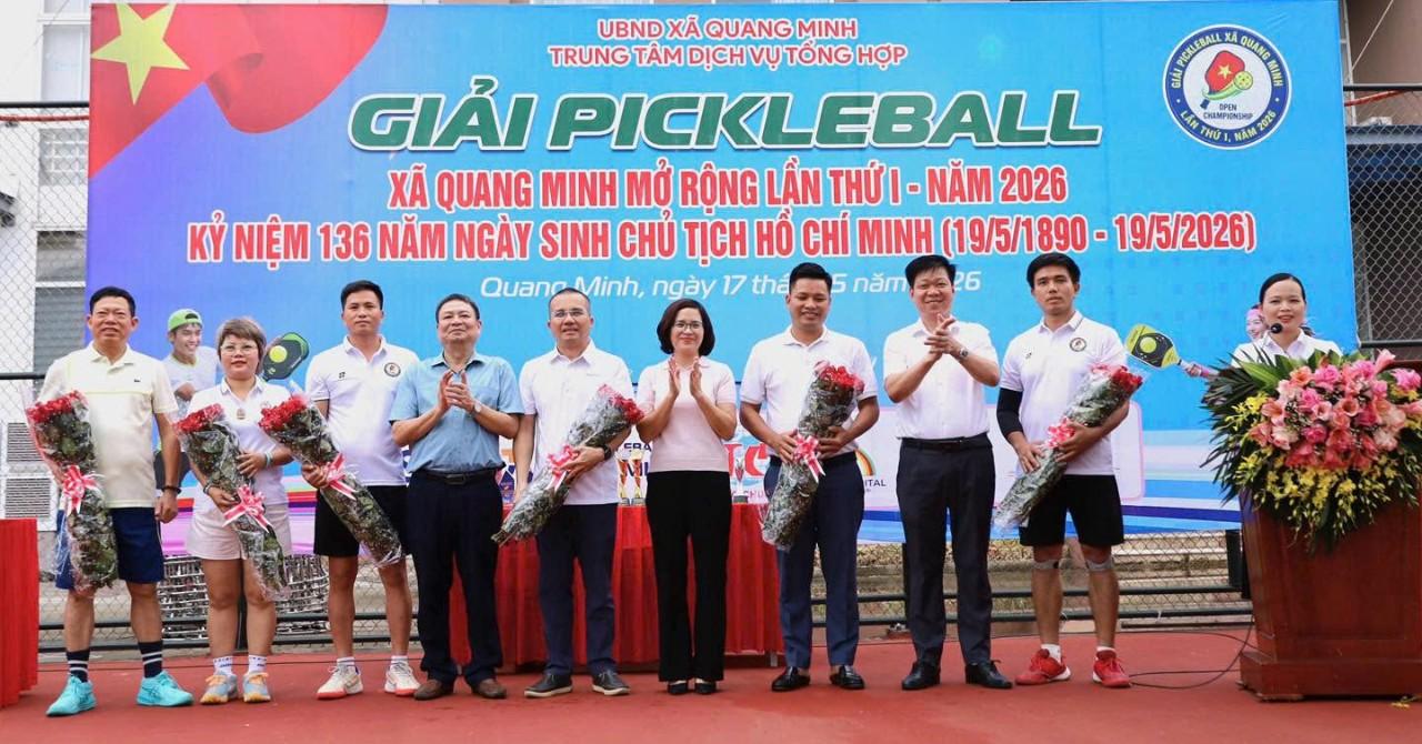 Lãnh đạo xã Quang Minh tặng hoa các đơn vị tài trợ giải đấu