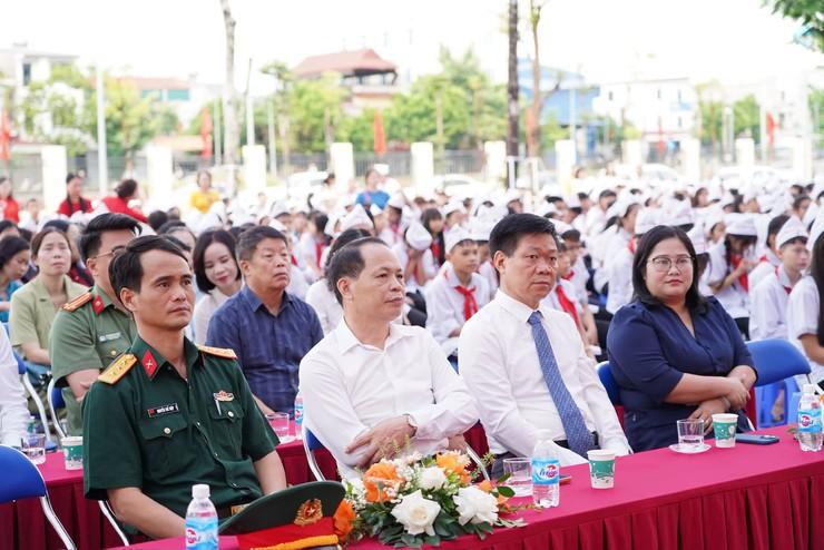 Các đồng chí lãnh đạo xã dự lễ phát động