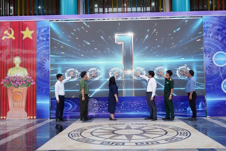 Các đại biểu nhấn nút lan tỏa thông điệp về tinh thần tự học, học tập suốt đời và làm chủ công nghệ.