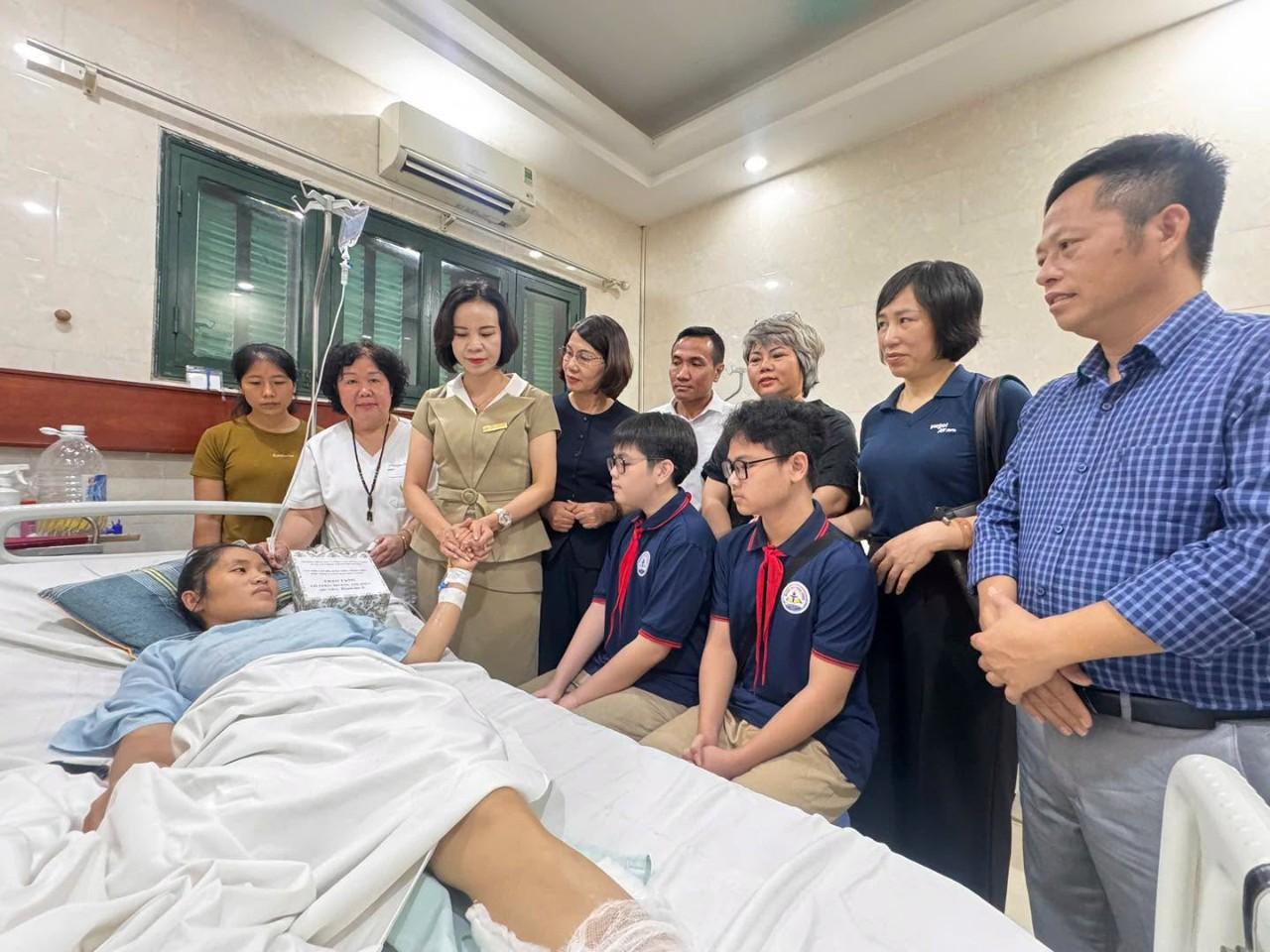 Tập thể cán bộ, giáo viên, học sinh trường THCS Trưng Vương thăm cô giáo Hoàng Thi Hiền