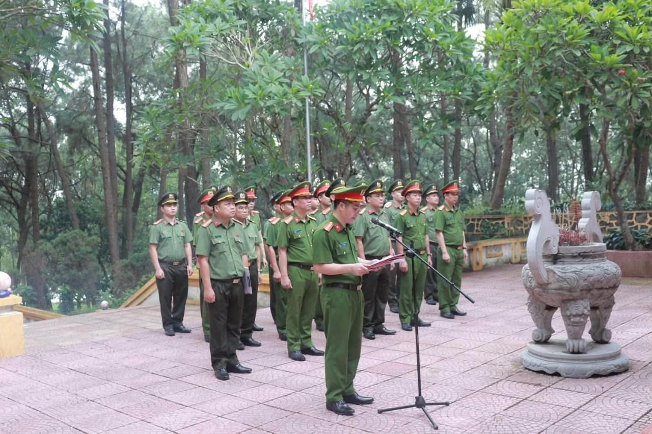 Công an xã Quang Minh dâng hương báo công Bác