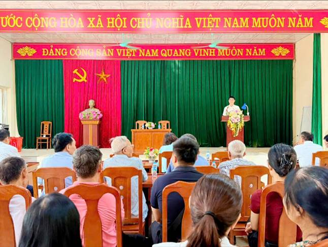 Đồng chí Đỗ Đăng Khoa - ĐUV, GĐ Trung tâm Chính trị xã dự sinh hoạt chi bộ tại thôn Thanh Minh