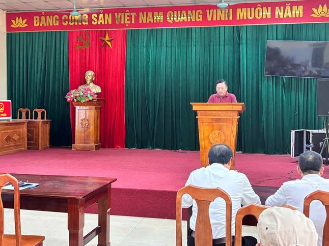 Đồng chí Hoàng Quốc Thịnh – UVBTV, Phó Chủ tịch UBND xã dự ính hoạt chi bộ tại thôn Phú Lâm