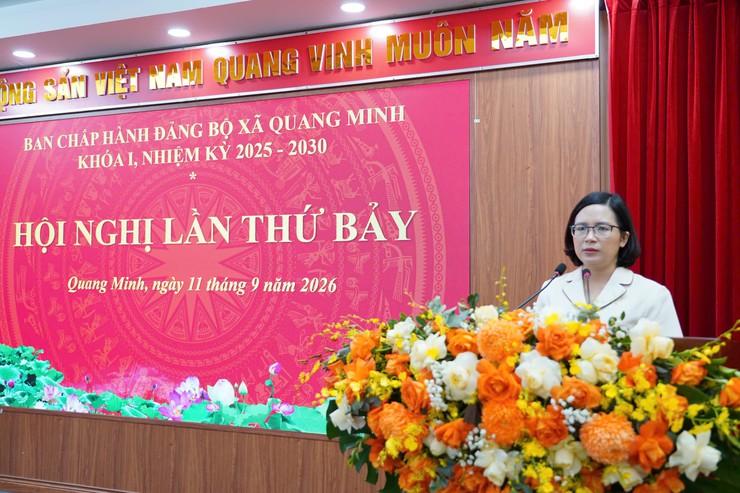 Đồng chí Nguyễn Thị Ngọc Hà, Phó Bí thư Thường trực Đảng ủy, Chủ tịch HĐND xã trình bày báo cáo tại hội nghị
