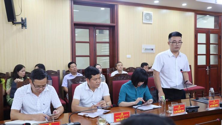 Đồng chí Đỗ Văn Chiến – Giám đốc Trung tâm Dịch vụ tổng hợp xã tham luận tại hội nghị