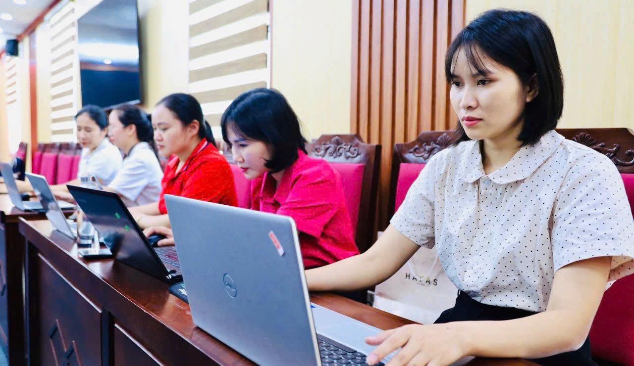 Lực lượng giáo viên được huy động đẩy nhanh tiến độ nhập liệu