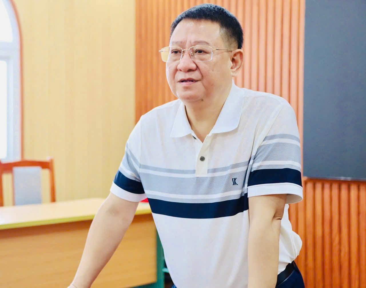 Đồng chí Hoàng Anh Tuấn, Thành ủy viên, Bí thư Đảng ủy xã Quang Minh trực tiếp theo dõi, nắm tình hình, kiểm tra tiến độ tại cơ sở