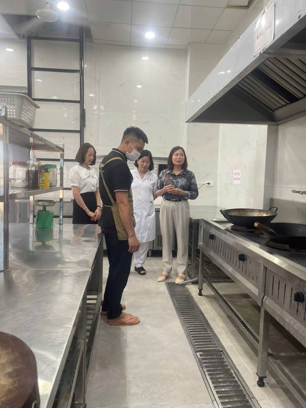Đoàn kiểm tra các điều kiện vệ sinh an toàn thực phẩm tại cơ sở kinh doanh dịch vụ ăn uống
