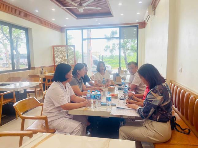 Đoàn kiểm tra của Chi cục An toàn vệ sinh thực phẩm Hà Nội&amp;nbsp;làm việc với cơ sở kinh doanh Dương BBQ trên đường 35