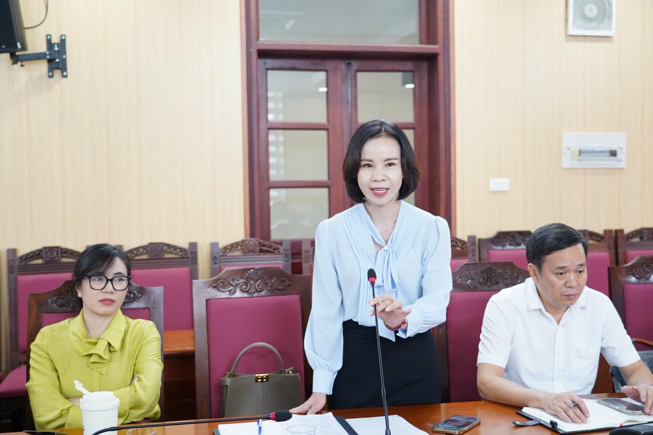 Đồng chí Dương Thị Thanh Tú - Hiệu trưởng trường THCS Chất lượng cao Trưng Vương báo cáo tại hội nghị