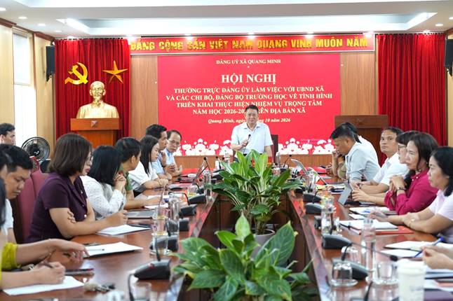 Đồng chí Hoàng Anh Tuấn – Thành uỷ viên, Bí thư Đảng ủy xã phát biểu kết luận hội nghị