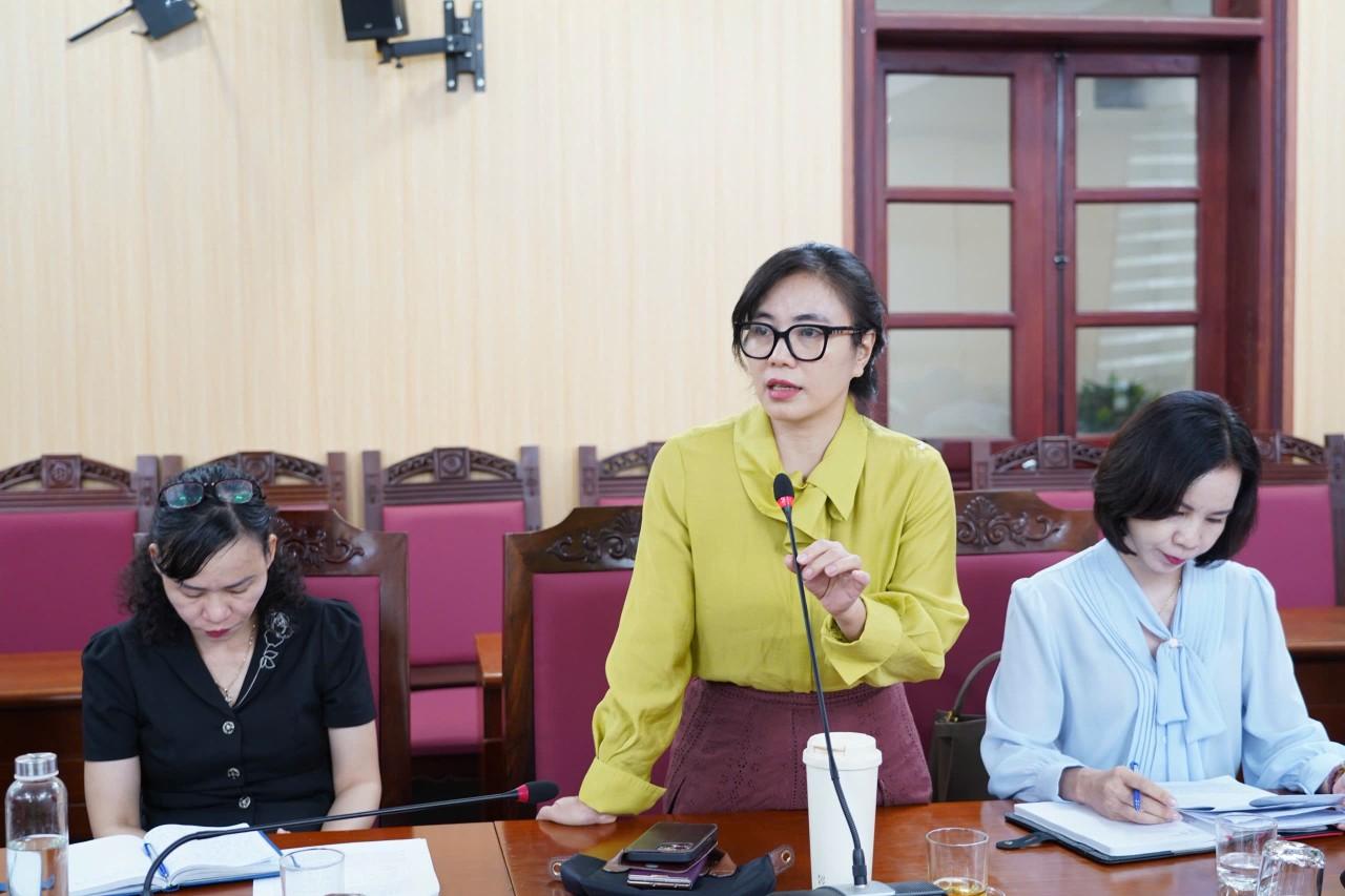Đồng chí Đào Thị Phương Lan - Hiệu trưởng trường THPT Quang Minh báo cáo tại hội nghị