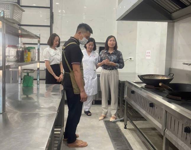 Đoàn kiểm tra công tác đảm bảo vệ sính ATTP tại cơ sở kinh doanh dịch vụ ăn uống Dương BBQ