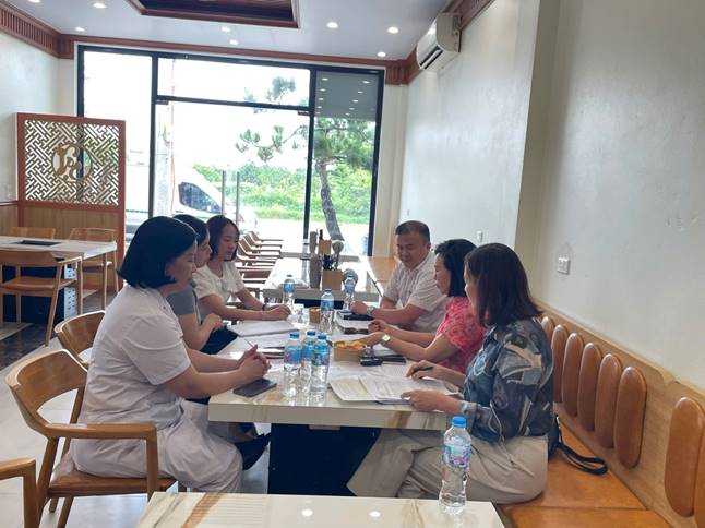 Đoàn công tác nghe báo cáo kết quả triển khai mô hình tuyến phố an toàn thực phẩm trên địa bàn xã Quang Minh