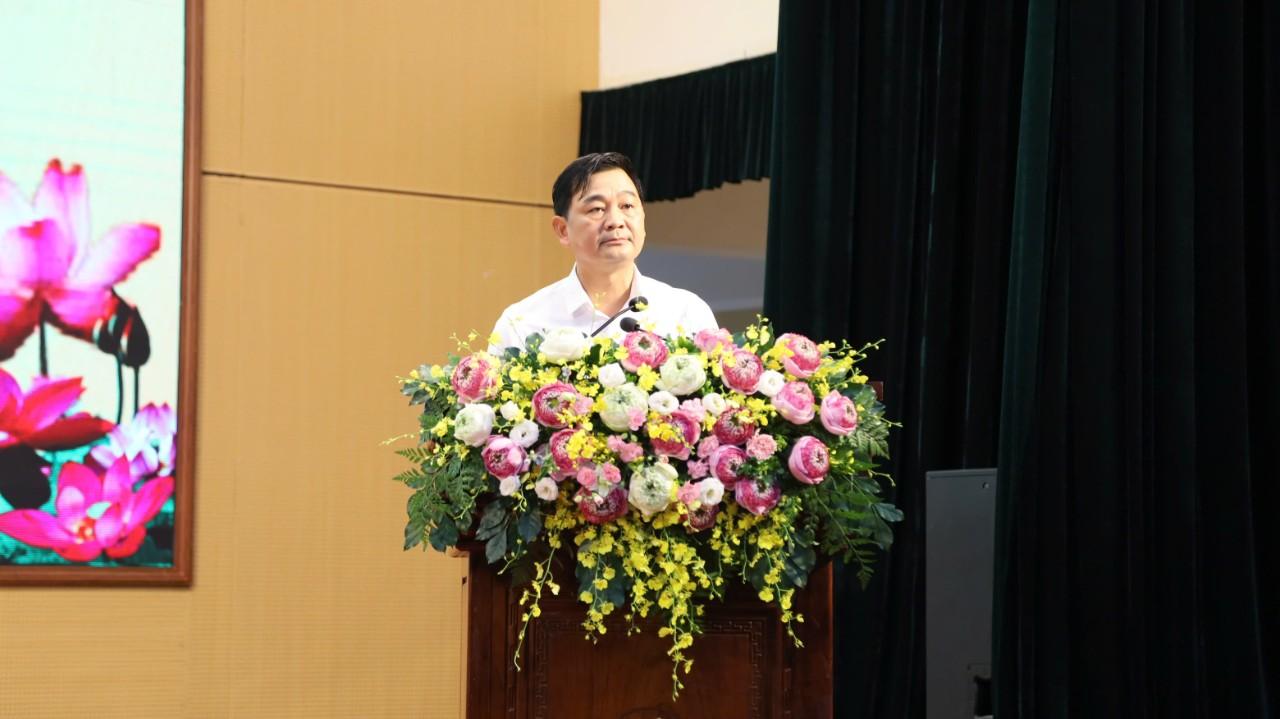 Ông Nguyễn Tiến Dũng - Phó Bí thư Đảng ủy, Chủ tịch UBND xã phát biểu tại hội nghị