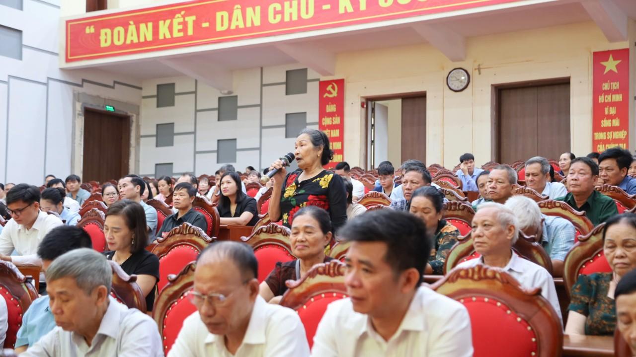 Cử tri phát biểu ý kiến tại hội nghị