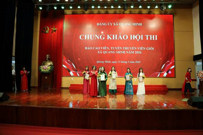 Đồng chí Phó Bí thư Thường trực Đảng uỷ xã trao giải nhì cho thí sinh xuất sắc