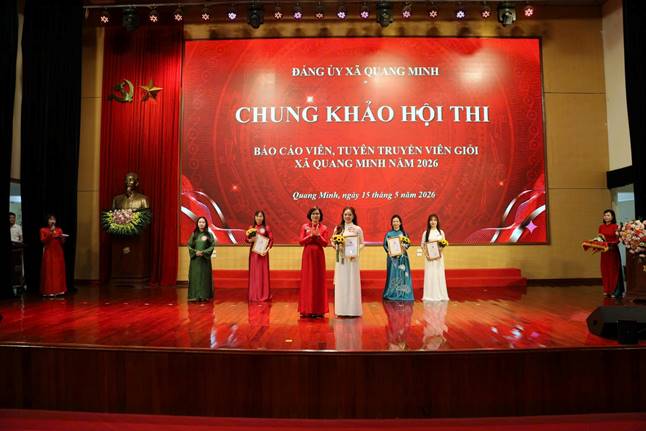 Đồng chí Phó Bí thư Thường trực Đảng uỷ xã trao giải nhất cho thí sinh xuất sắc nhất
