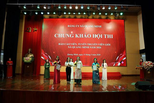 Đồng chí Nguyễn Thị Lộc – Uỷ viên Ban Thường vụ, Phó Chủ tịch HĐND xã trao giải khuyến khích cho thí sinh xuất sắc