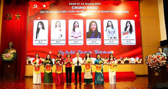 Các đồng chí lãnh đạo xã tặng hoa, cờ lưu niệm cho các thí sinh tham dự hội thi