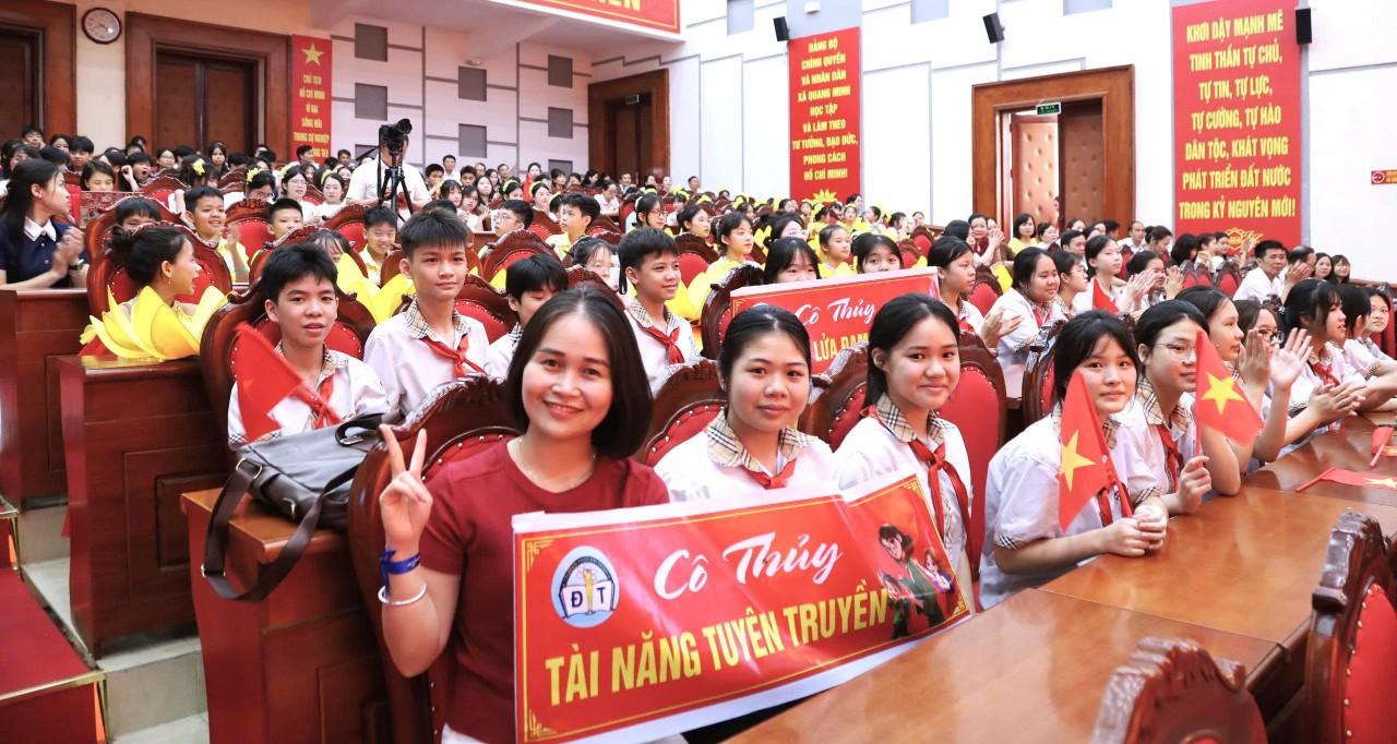 Đông đảo giáo viên, học sinh đến tham dự cổ vũ cho các đội thi