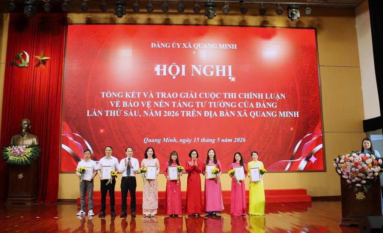 Các đồng chí lãnh đạo xã trao giải cho các tác phẩm xuất sắc đạt giải trong cuộc thi chính luận về bảo vệ nền tảng tư tưởng của Đảng lần thứ Sáu năm 2026:*