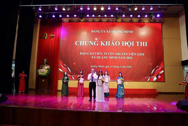 Đồng chí Lưu Văn Tư – Uỷ viên Ban Thường vụ, Trưởng Ban xây dựng Đảng trao giải ba cho thí sinh xuất sắc