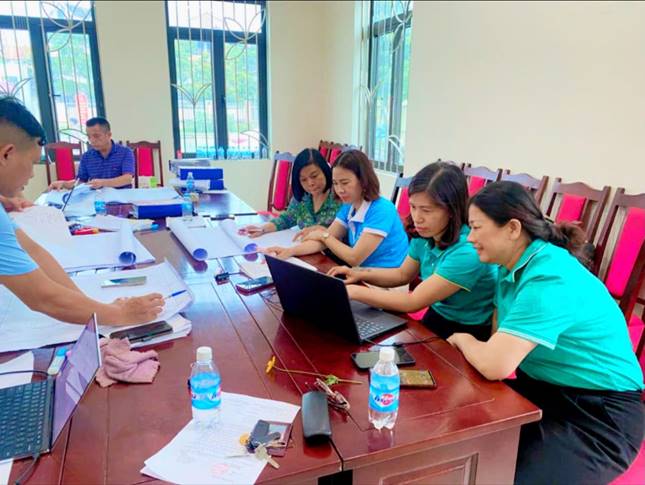 Cán bộ hội viên hội Nông dân phối hợp cùng thôn Giai Lạc rà soát đất dịch vụ