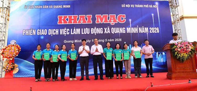 Các đồng chí lãnh đạo trao hợp đồng vay vốn cho người lao động có hoàn cảnh khó khăn