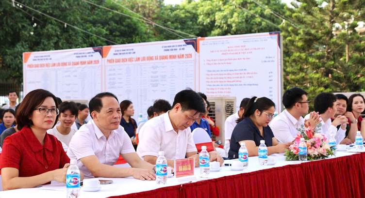 Các đại biểu tham dự phiên giao dịch việc làm